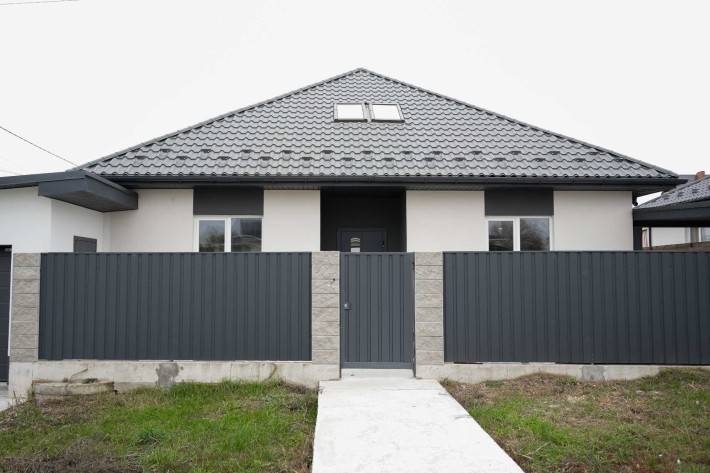 Будинок 102м2 з мансардою, гаражем, критою терасою та навісом для авто - фото 1