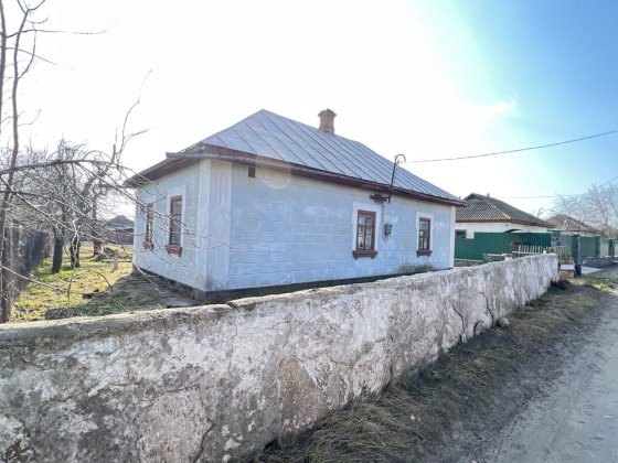 Будинок поруч з річкою Гайворон