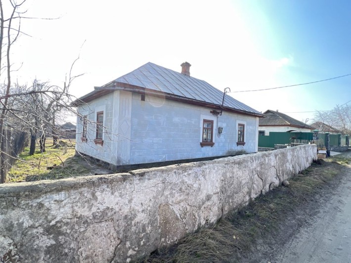 Будинок поруч з річкою - фото 1