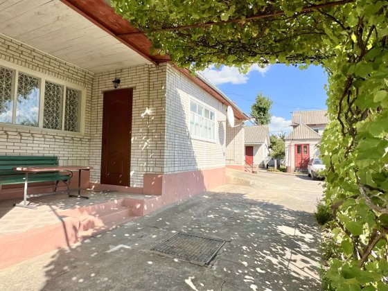 Продається будинок з земельною ділянкою 23  сотки. Гайворон