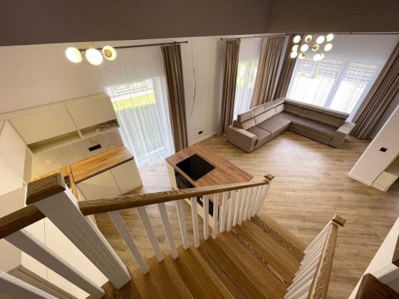 Продаж котеджу з новим сучасним ремонтом в Брюховичах.