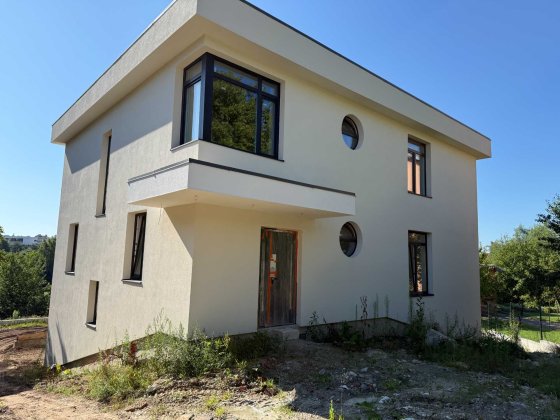 Продаж просторого будинку з власним укриттям у Сокільниках