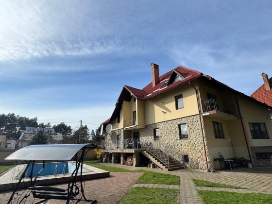 Продаж будинку в Брюховичах з басейном