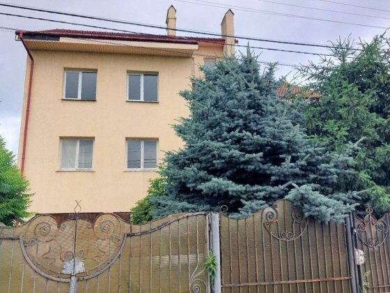Продаж будинок 3 поверхи, 435 м², вул. Польова, м. Пустомити