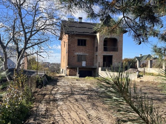 Продається цегляний 4 поверховий будинок від власника 830 м Зимняя Вода