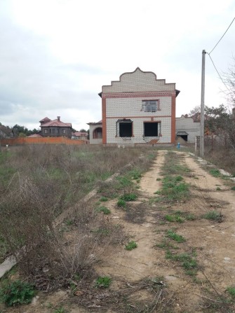 Продам участок с  недостроеным домом - фото 1