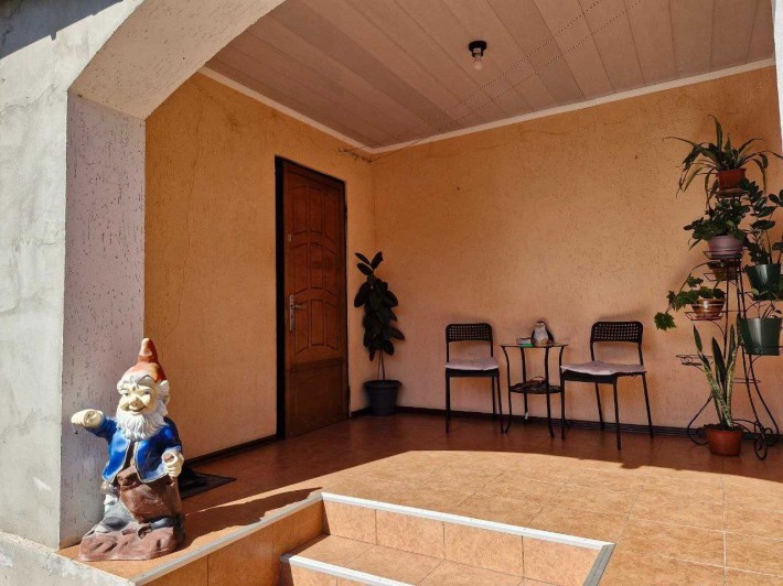 Семейный дом с детской площадкой и гаражом на тихой улице - фото 1