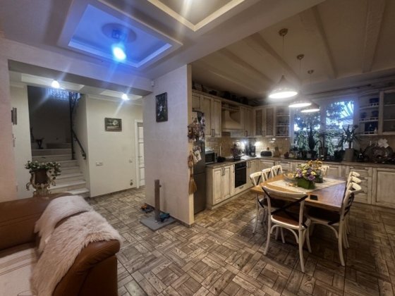 Хозяйский дом современной постройки в Лесках Ліски