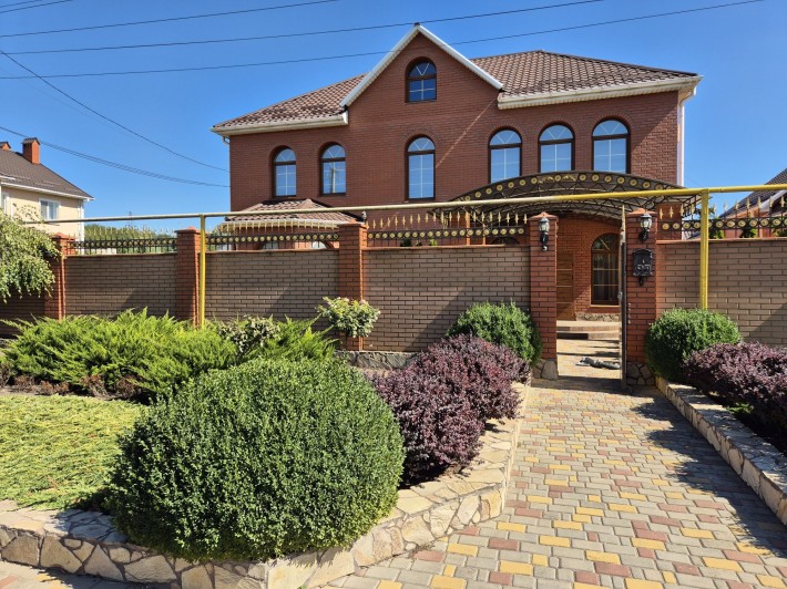 Загородный дом с ландшафтным дизайном - фото 1