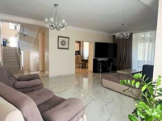 Новый 2-х этажный дом со всеми коммуникациями и с ремонтом в Лесках!