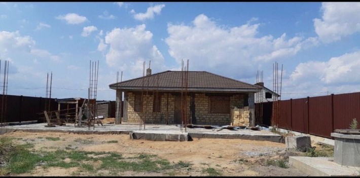 Продам будинок на 10 сотках землі з усіма комунікаціями. - фото 1