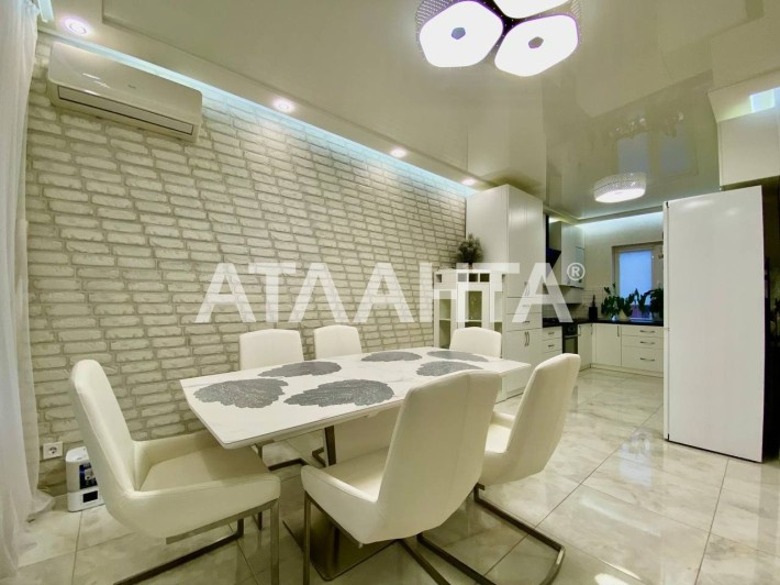 Современный стильный дом в центре посёлка  НАТИ / Нерубайское - фото 1