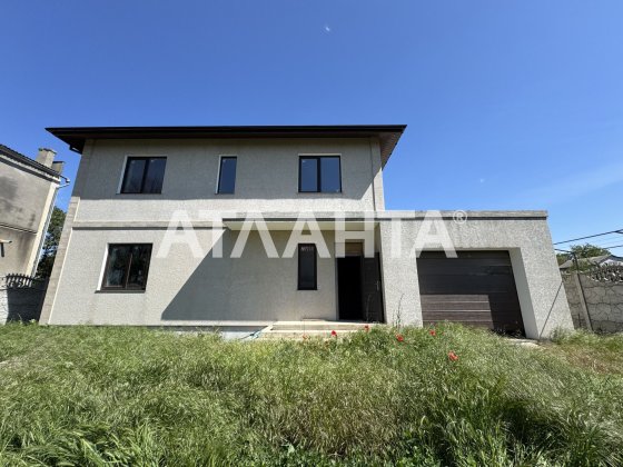 Сучасний будинок з гаражем та терасою у передмісті Молодежное