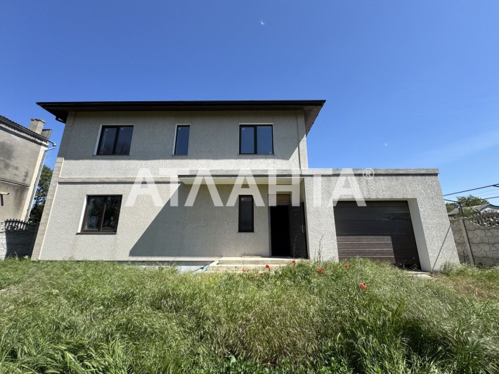 Сучасний будинок з гаражем та терасою у передмісті - фото 1