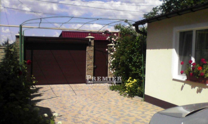 Продам будинок у Новій Дофінівці з ремонтом і гостьовим будинком - фото 1