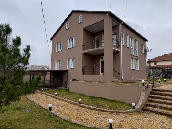 Продам гарний  будинок з земельною ділянкою  в предмісті Одеси. Великий Дальник