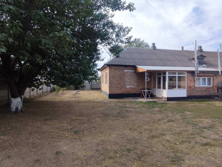 Продаж квартири на землі з господарськими будівлями - фото 1