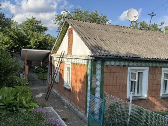 Будинок в затишному місці з великим подвірям Красилів