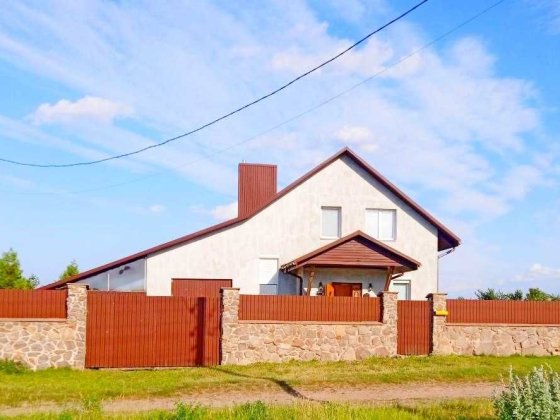 Заміський комфортний утеплений будинок на великій ділянці з садом Велика Омеляна
