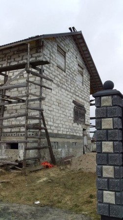 Будинок Незавершене будівництво 10 соток землі у місті Березне - фото 1