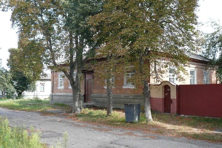 Жилой дом 160кв. с гаражом и своим двором в центре. Обмен на авто. - фото 1