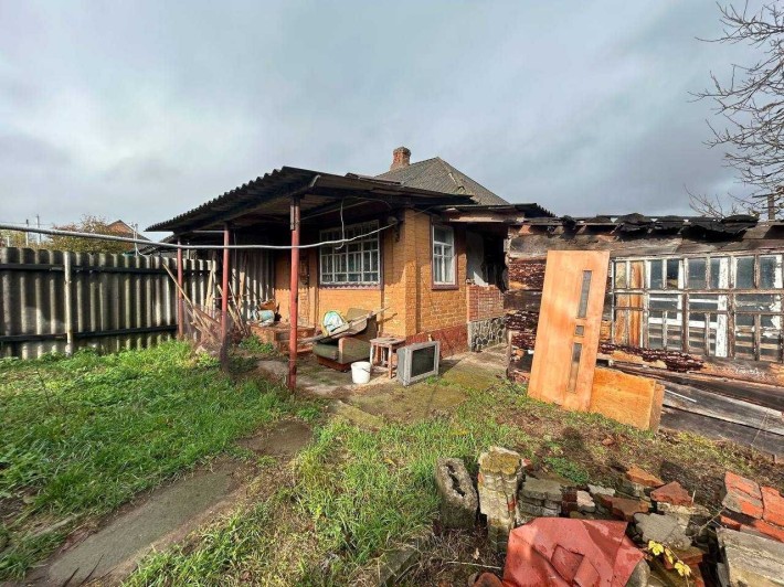 Продам пол дома с двором и отдельным огородом - фото 1