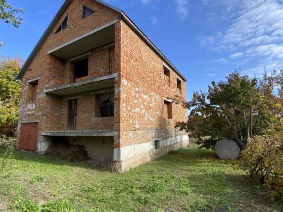 Будинок і земельна ділянка в м.Дунаївці Дунаївці