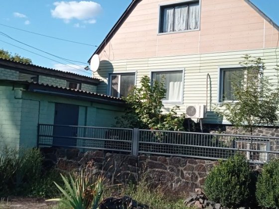 Двоповерховий будинок поблизу лісу Золотоноша