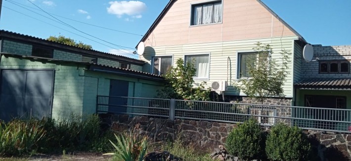 Двоповерховий будинок поблизу лісу - фото 1