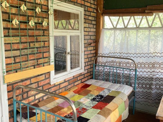 Невеличкий будинок з червоної цегли з пічкою та лежанкою біля лісу Благодатне