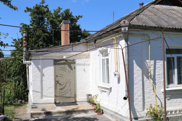 Продам два житлових будинки з великими ділянками які розташовані поряд - фото 1