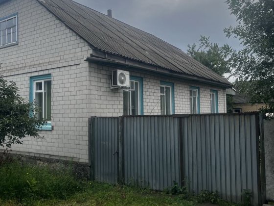 Продаж будинка всі диталі за вказаним номером телефону. Чигирин