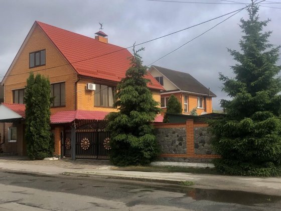 Будинок +комерційне приміщення Мена