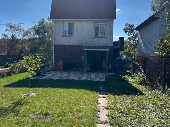 Сучасний гарний садовий будинок біля озера YV Жавинка