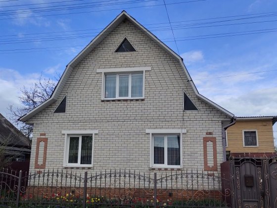Продається двоповерховий окремий будинок по вулиці Свято-Миколаївській Городня