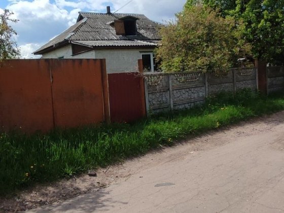 Цегляний будинок в центрі с. Анисів 15 км до міста Анисов