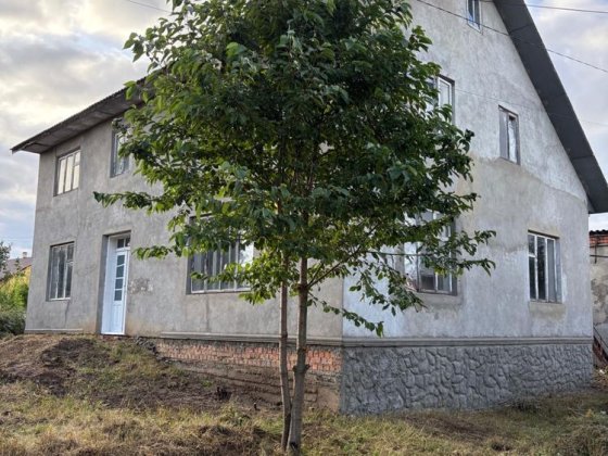 Двоповерховий будинок з гаражем та літньою кухнею Кіцмань Кицмань