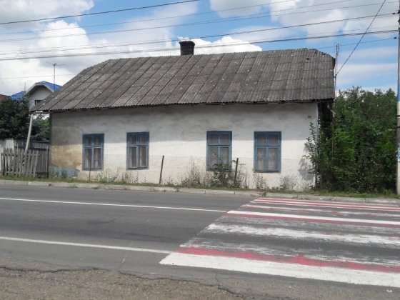 Продам будинок попри центральну дорогу Лужаны