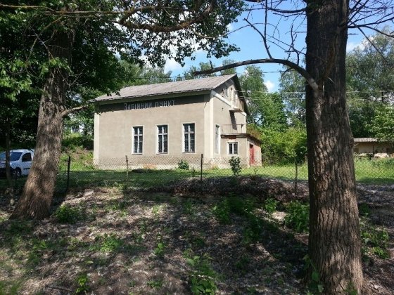 Продам приміщення, земля приватизована. торг Заставна