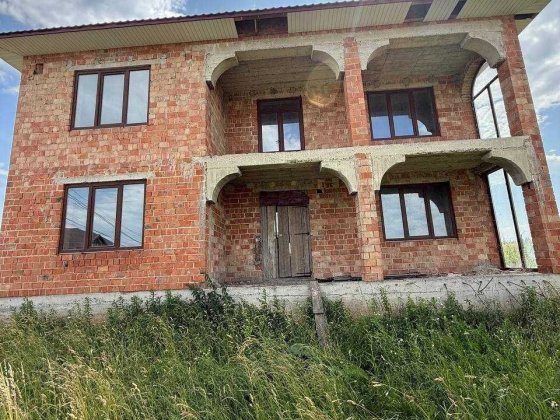 Продаж недобудованого будинку в Остриці Гострик