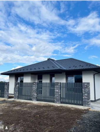 Будинок ! Забороль з бруківкою та парканом - фото 1