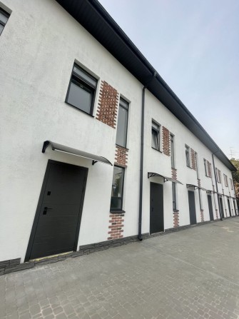 Кутовий таунхаус у Вишневому на центральній стороні / газ / без комісі - фото 1