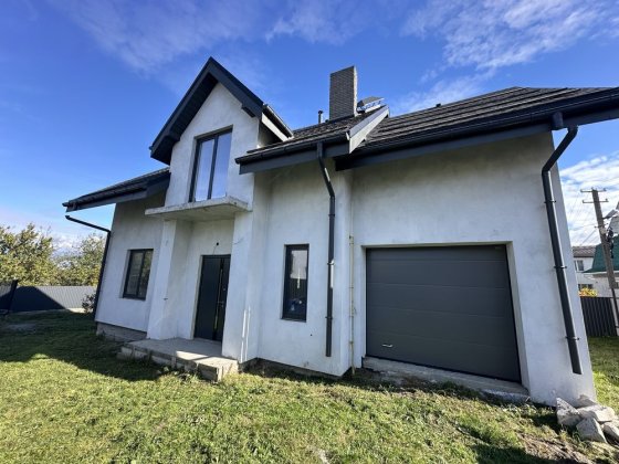 Будинок з центральними комун. Поруч інфраструктура.З видом на озеро. Буча