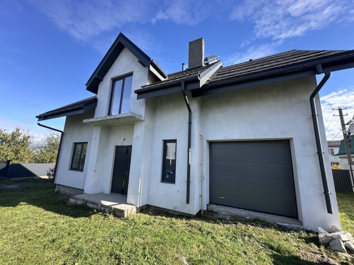 Будинок з центральними комун. Поруч інфраструктура.З видом на озеро. - фото 1