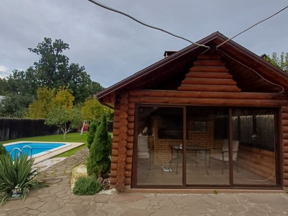 Продож приватного будинку с басейном Буча