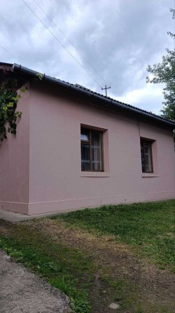 Продам гарний одноповерховий цегляний будинок з гаражем по вул миру - фото 1