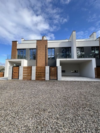 Продаж танхауса біля міського озера з басейном та терасою - фото 1