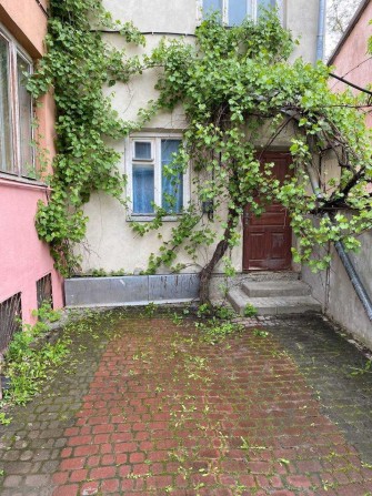 Продається 3-поверховий напівособняк в центрі міста - фото 1