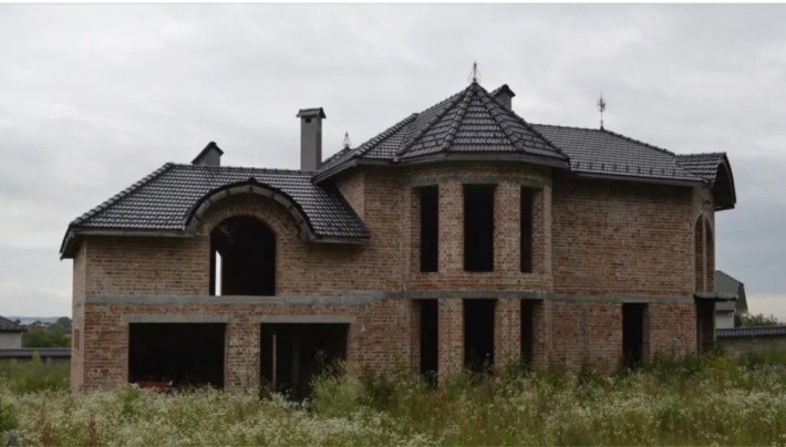 Сучасний будинок 580 м² із гаражем і терасою, 10 хв до центру - фото 1