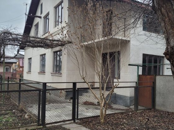 Продам будинок Вокзал/Центр,площа - 240 м.кв.Тиха вулиця,під ремонт Івано-Франківськ